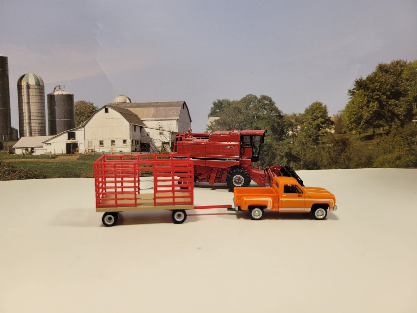 Hay Wagon Thrower Red 1/87 Assembled